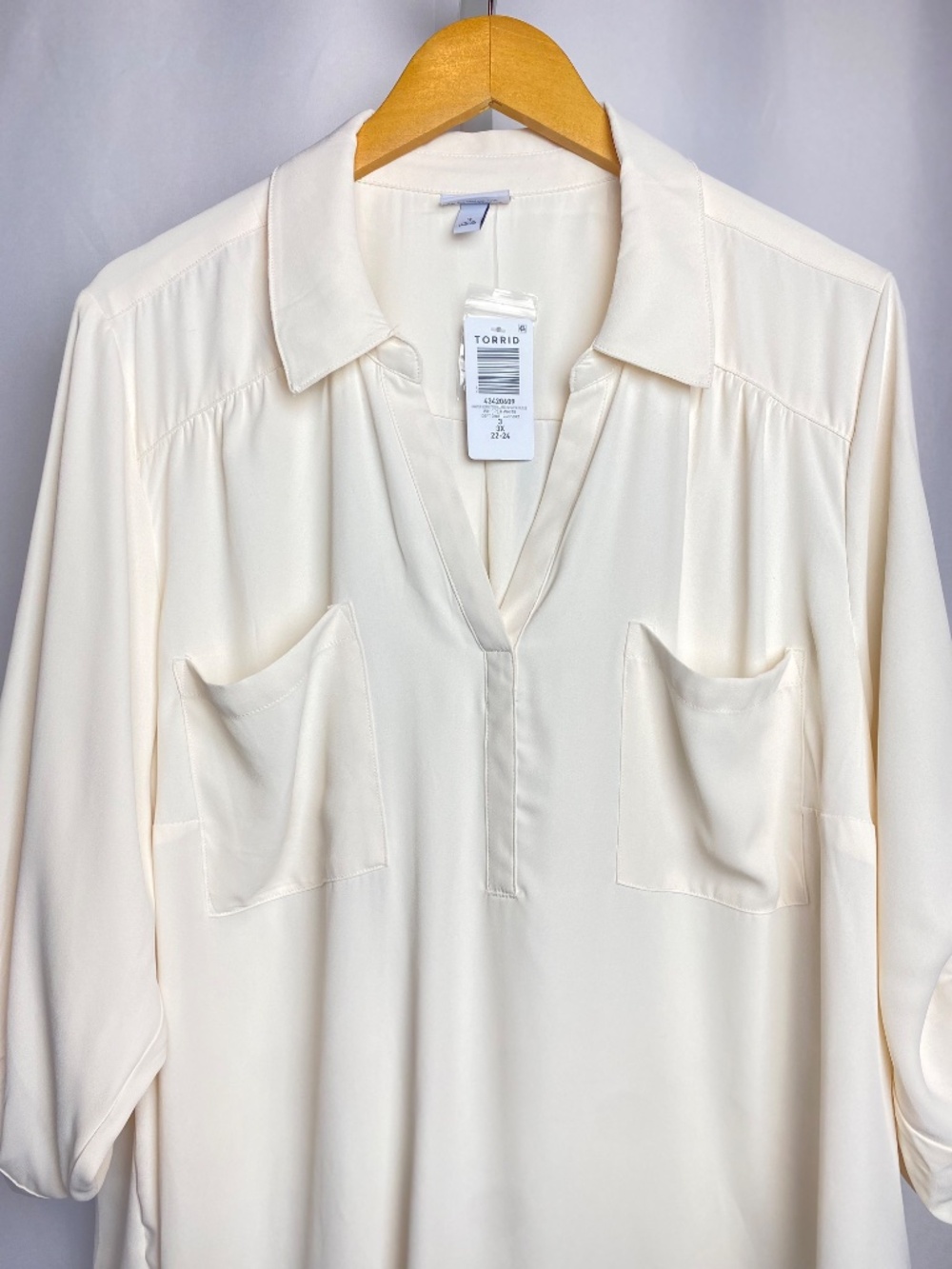 NWT Torrid Harper Womens Plus Size Cream 3/4 Roll Tab Sleeves Pullover Blouse 3X - Picture 3 of 9